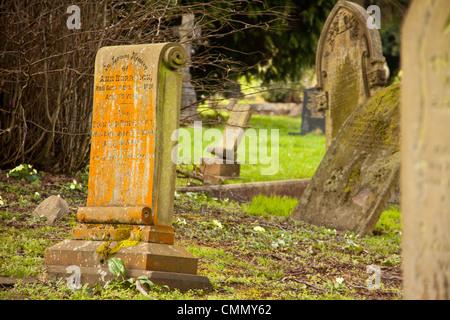 Pierres tombales anciennes couvertes de lichen en/ cimetière cimetière Banque D'Images