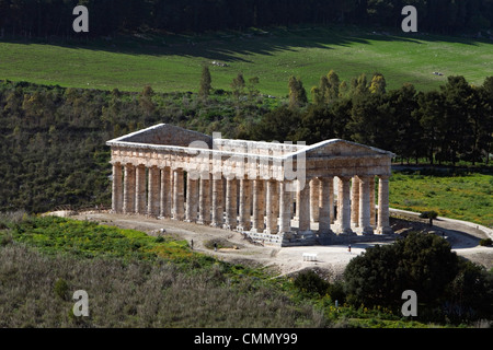 Vue sur le temple dorique Grec, Segesta, Sicile, Italie, Europe Banque D'Images