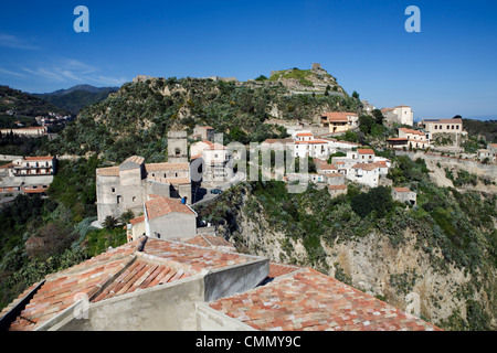 Vue sur village utilisé comme défini pour filmer le parrain, Savoca, Sicile, Italie, Europe Banque D'Images