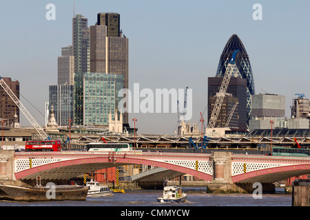 Iconic London Skyline vue de Waterloo Bridge 6, la fin de l'automne Banque D'Images