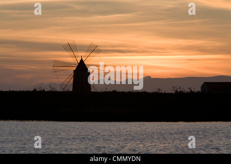 Coucher de soleil sur le moulin à sel d'appoint, Trapani, Sicile, Italie, Méditerranée, Europe Banque D'Images