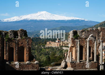 L''amphithéâtre grec et l'Etna, Taormina, Sicile, Italie, Europe Banque D'Images