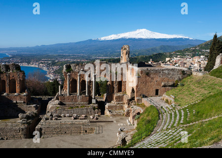 L''amphithéâtre grec et l'Etna, Taormina, Sicile, Italie, Europe Banque D'Images