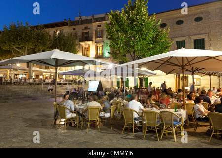 Les restaurants de la Plaza Mayor, Pollença (Pollença), Mallorca (Majorque), Iles Baléares, Espagne, Méditerranée, Europe Banque D'Images