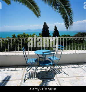 Vue sur la baie de Tunis à partir de la terrasse de l'hôtel Dar Said, Sidi Bou Saïd, Tunisie, Afrique du Nord, Afrique Banque D'Images