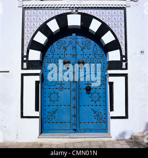 Porte traditionnelle tunisienne, Sidi Bou Saïd, Tunisie, Afrique du Nord, Afrique Banque D'Images