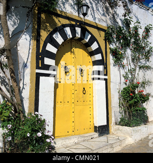 Porte traditionnelle tunisienne, Sidi Bou Saïd, Tunisie, Afrique du Nord, Afrique Banque D'Images