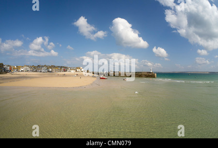 St Ives Harbour Beach l'eau peu profonde à marée montante. Banque D'Images