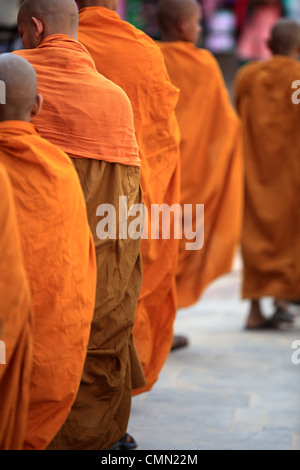 Les jeunes moines bouddhistes balade autour du stupa de Kathmandu Népal Boddhanath Banque D'Images