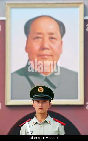 Garde debout devant le célèbre portrait du Président Mao, porte Tiananmen, Beijing. Banque D'Images