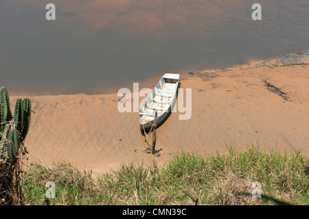 Bateau à marée basse, Lagoa das Amaro Mesquita, Amaro Mesquita Lagoon, Tibau do Sul, Rio Grande do Norte, Brésil, Brasil Banque D'Images