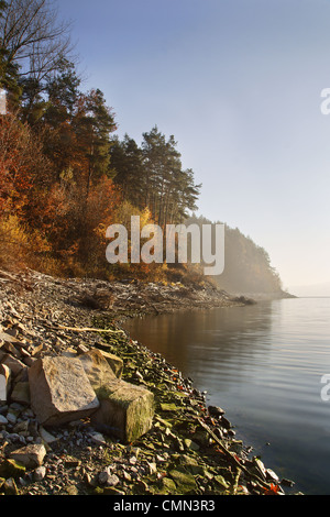 Lac d'automne dans le sud de la Pologne Banque D'Images