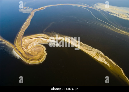 Le lac natron est une chaude et menaçante pour l'environnement. Le plancton flottant formes belles et motifs abstraits sur la surface du lac. Banque D'Images