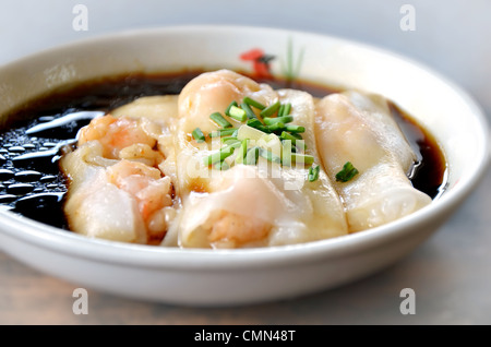 Rouleaux de nouilles de riz aux crevettes et soysauce Banque D'Images