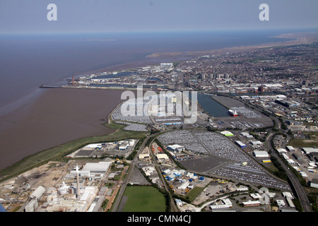 Vue aérienne de Grimsby en regardant vers l'est le long de la route A 180 en direction du centre-ville, dans le Lincolnshire du Nord Banque D'Images