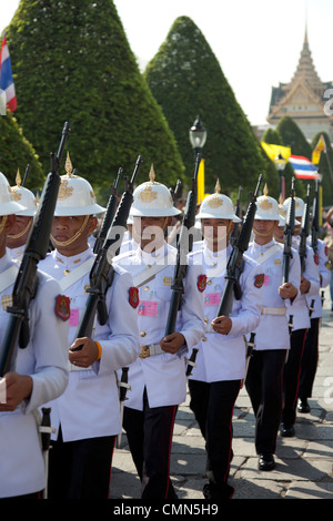 L'évolution de la Garde royale dans le Grand Palais, à Bangkok (hailand). La relève de la garde royale à Bangkok (Thaïlande). Banque D'Images