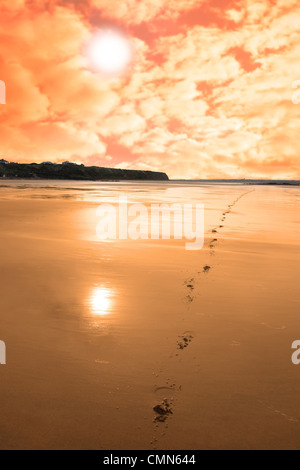 Sabots en fuite à l'horizon avec red lever du soleil sur l'ballybunion littoral sur la côte ouest d'Irlande Banque D'Images