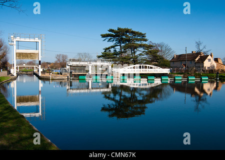 Les eaux encore à mordre les appâts Lock, rivière Cam, Cambridgeshire, Angleterre. Banque D'Images