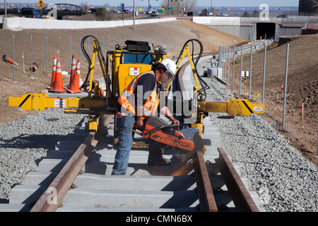 Lakewood, Colorado - travailleurs construisent un système de transport urbain léger sur rail reliant Denver avec ses banlieues ouest. Banque D'Images