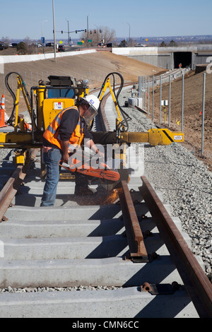 Lakewood, Colorado - travailleurs construisent un système de transport urbain léger sur rail reliant Denver avec ses banlieues ouest. Banque D'Images