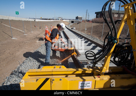 Lakewood, Colorado - travailleurs construisent un système de transport urbain léger sur rail reliant Denver avec ses banlieues ouest. Banque D'Images