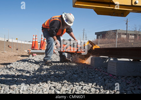 Lakewood, Colorado - travailleurs construisent un système de transport urbain léger sur rail reliant Denver avec ses banlieues ouest. Banque D'Images