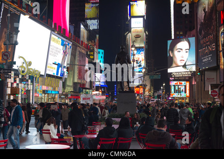 Times Square à New York vu le jour de la Saint-Patrick, soir, samedi, 17 mars 2012. (© Frances M. Roberts) Banque D'Images