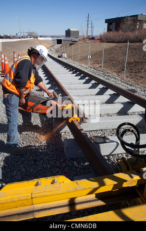 Lakewood, Colorado - travailleurs construisent un système de transport urbain léger sur rail reliant Denver avec ses banlieues ouest. Banque D'Images