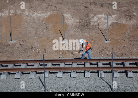 Lakewood, Colorado - travailleurs construisent un système de transport urbain léger sur rail reliant Denver avec ses banlieues ouest. Banque D'Images