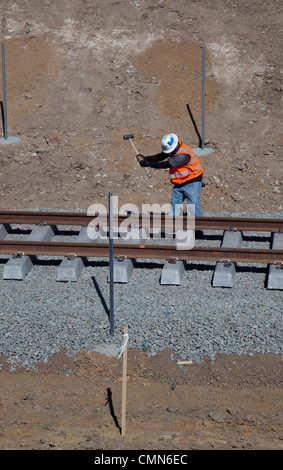 Lakewood, Colorado - travailleurs construisent un système de transport urbain léger sur rail reliant Denver avec ses banlieues ouest. Banque D'Images