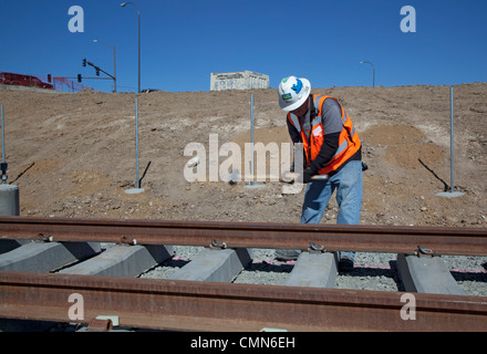 Lakewood, Colorado - travailleurs construisent un système de transport urbain léger sur rail reliant Denver avec ses banlieues ouest. Banque D'Images