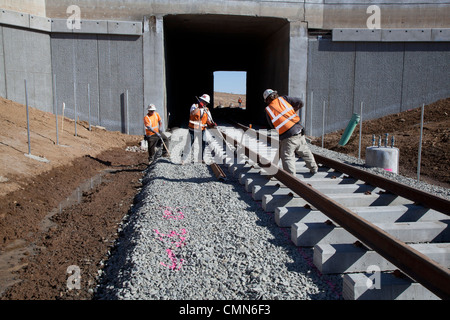 Lakewood, Colorado - travailleurs construisent un système de transport urbain léger sur rail reliant Denver avec ses banlieues ouest. Banque D'Images