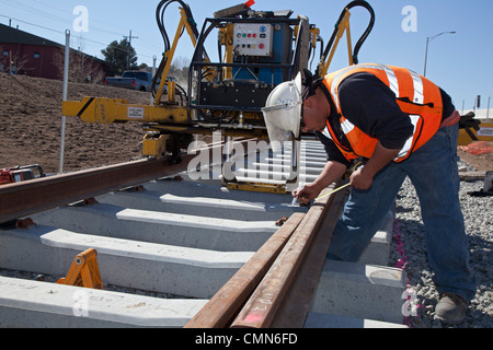 Lakewood, Colorado - travailleurs construisent un système de transport urbain léger sur rail reliant Denver avec ses banlieues ouest. Banque D'Images