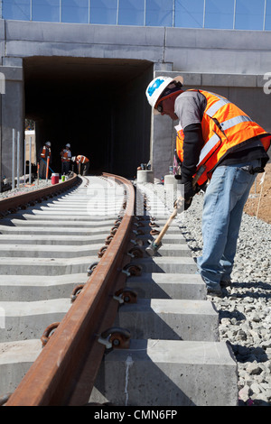 Lakewood, Colorado - travailleurs construisent un système de transport urbain léger sur rail reliant Denver avec ses banlieues ouest. Banque D'Images