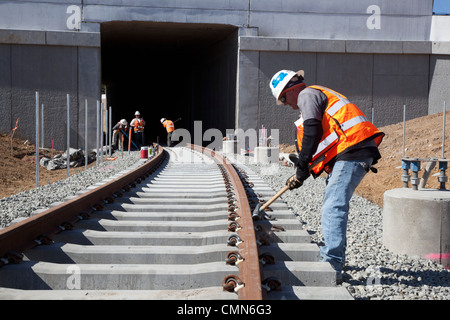 Lakewood, Colorado - travailleurs construisent un système de transport urbain léger sur rail reliant Denver avec ses banlieues ouest. Banque D'Images