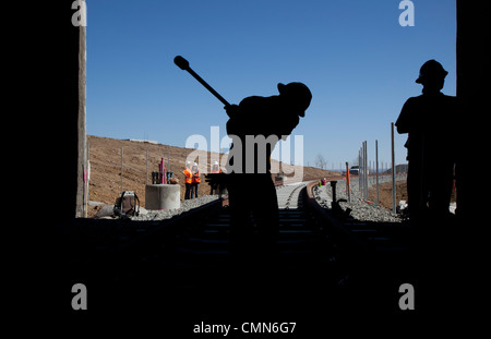 Lakewood, Colorado - travailleurs construisent un système de transport urbain léger sur rail reliant Denver avec ses banlieues ouest. Banque D'Images