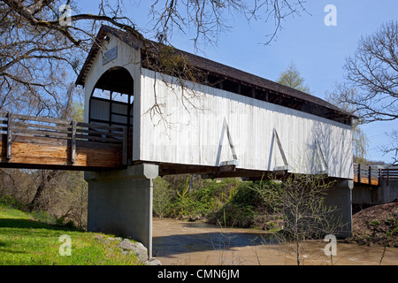 Ou, comté de Jackson, Antelope Creek pont couvert, construit en 1922, désormais situé à Eagle Point Banque D'Images
