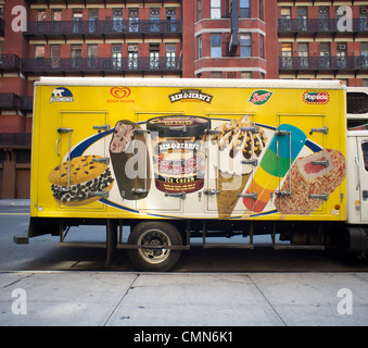 Une glace grossiste's truck affiche publicitaire pour les différentes marques de service qu'ils Banque D'Images