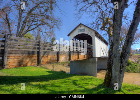 Ou, comté de Jackson, Antelope Creek pont couvert, construit en 1922, désormais situé à Eagle Point Banque D'Images