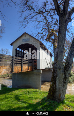 Ou, comté de Jackson, Antelope Creek pont couvert, construit en 1922, désormais situé à Eagle Point Banque D'Images