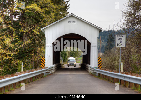 Ou, Lane Comté, Mosby Creek pont couvert, construit en 1920, enjambe Mosby Creek Banque D'Images