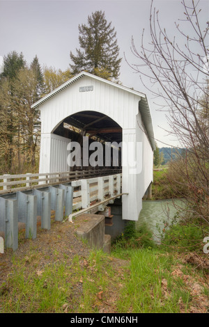 Ou, Lane Comté, Mosby Creek pont couvert, construit en 1920, enjambe Mosby Creek Banque D'Images