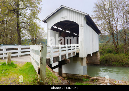 Ou, Lane Comté, Mosby Creek pont couvert, construit en 1920, enjambe Mosby Creek Banque D'Images