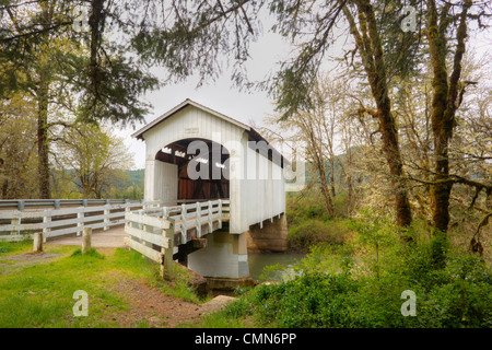 Ou, Lane Comté, Mosby Creek pont couvert, construit en 1920, enjambe Mosby Creek Banque D'Images