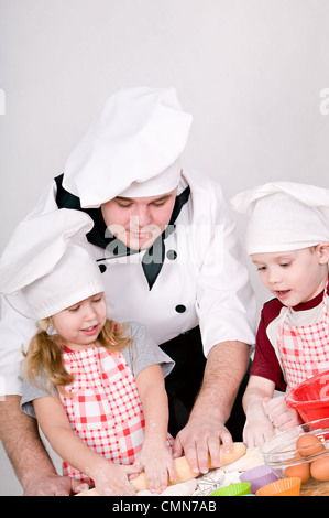 Le chef enseigne aux enfants à cuisiner Banque D'Images