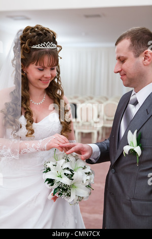 Young Caucasian couple mariage russe. Bride standing près de mariés à la cérémonie du mariage Banque D'Images