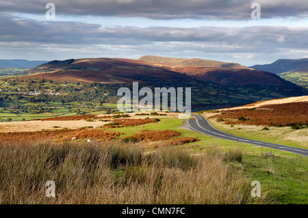 Vue sur la vallée de l''Usk prises de Llangynidr maures sur la B4560 Parc national de Brecon Beacons, le Pays de Galles à l'automne Banque D'Images