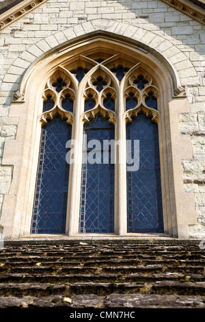 Trois fenêtres aluminium Head au 15ème siècle l'église St Barthélemy style perpendiculaire qui se trouve dans le village de Leigh Surrey Banque D'Images