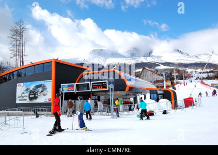 Téléphérique à Tatranska Lomnica. C'est la populaire station de ski en Hautes Tatras, à 6 km de long dowhnill piste, Slovaquie Banque D'Images