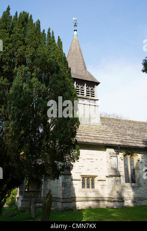 Le 15e siècle église St Barthélemy style perpendiculaire à Leigh Village, Surrey Banque D'Images